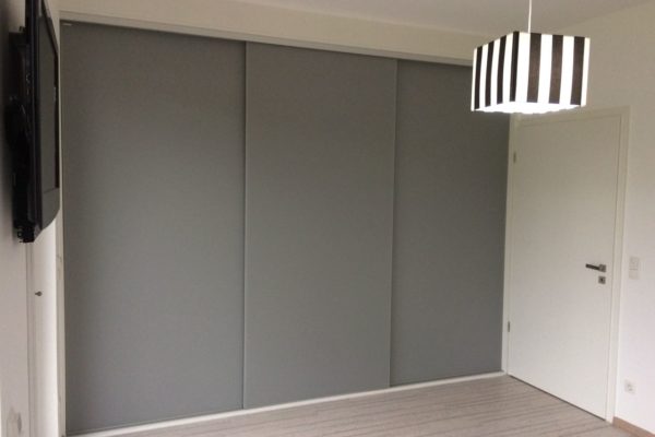 Einbauschrank mit Schiebetüren an der Elbe