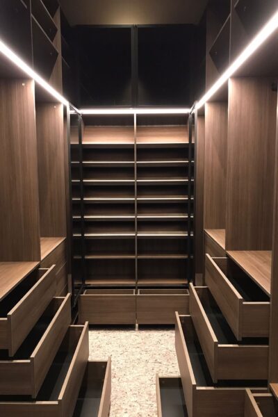Begehbarer Kleiderschrank mit Schubladen