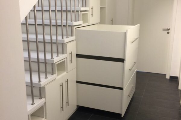 Einbauschrank unter einer Treppe