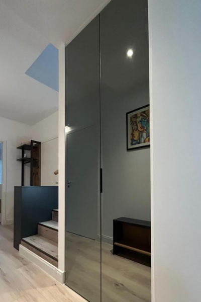 Flurschrank mit getöntem Spiegelglas