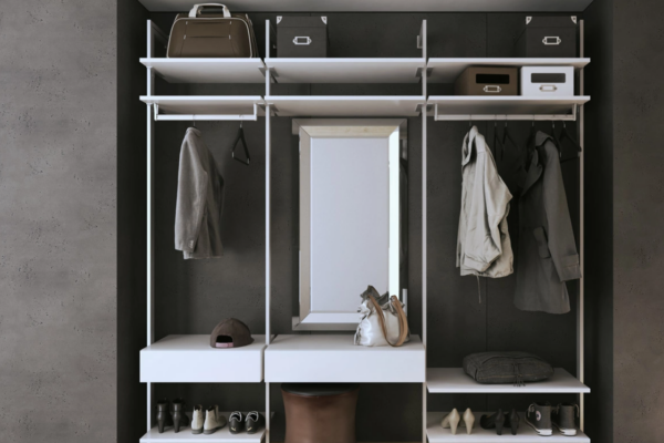 Garderobe unter einer Treppe