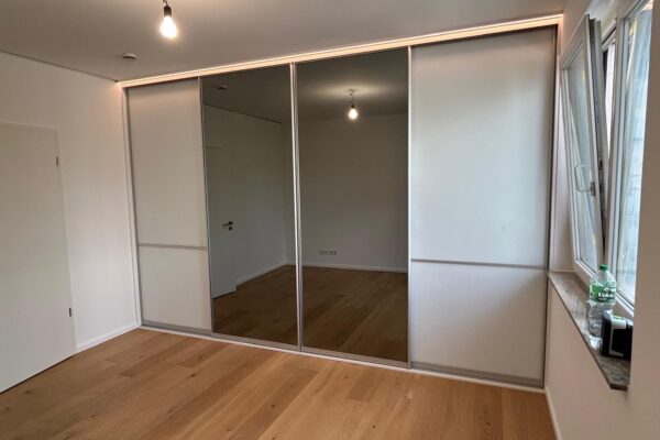 Kleiderschrank mit Schiebetüren in schwarz weiß