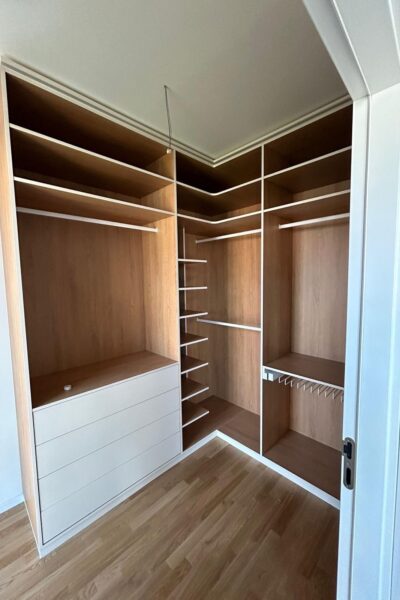 Kleiderschrank über Eck