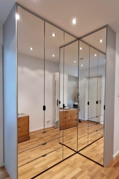 Kleiderschrank über Eck mit Spiegelfronten