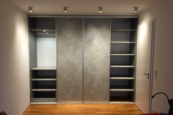 moebel-nach-mass-21 Nischenschrank nach Maß als Beispiel für passende Möbelstücke.