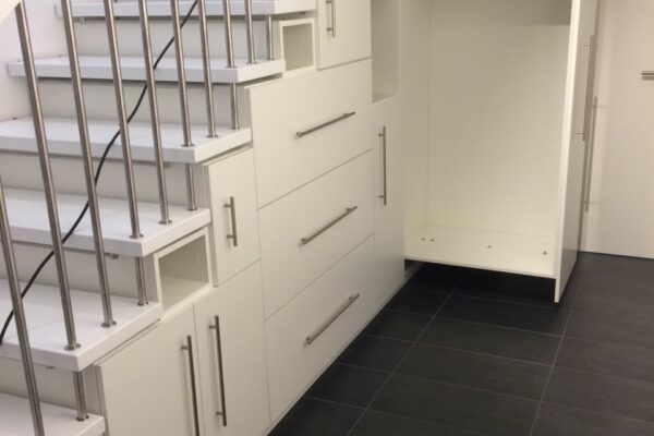 Schrank unter Treppe mit ausziehbaren Elementen