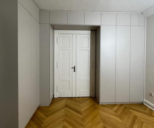 Schrankwand mit Türumbau, über Eck Lösung