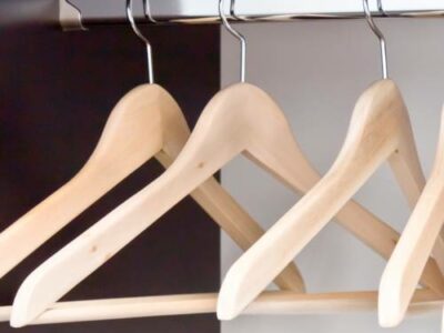 Bügeleisen an einer Kleiderstange im Kleiderschrank.