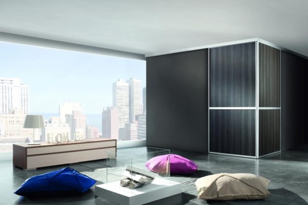 Schwarzer Luxus Schrank im Wohnzimmer mit Ausblick auf die Stadt.