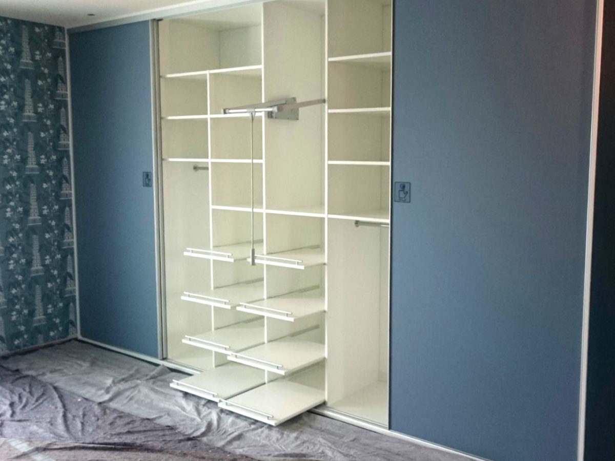 Einbauschrank mit rahmenlosen Schiebetüren in Hamburg Eppendorf