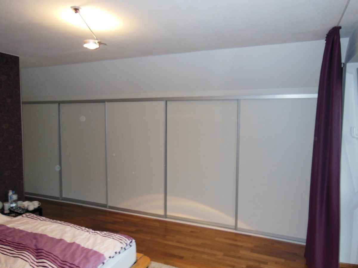 Einbauschrank in Eimsbüttel unter einer Dachschräge mit niedriger