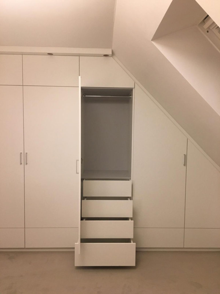 Einbauschrank unter einer Dachschräge mit Drehflügeltüren in Berlin