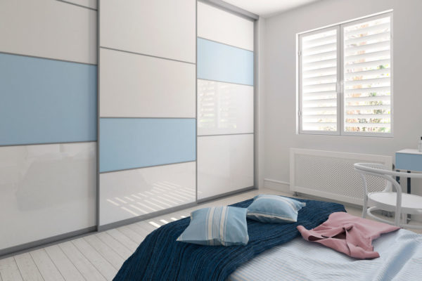 Freundlicher Schlafzimmerschrank mit Schiebetüren und hellblauen Highlights