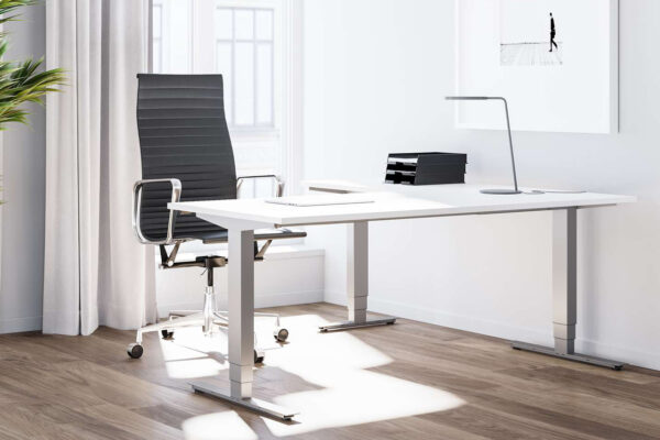 Höhenverstellbarer Schreibtisch über Eck in weiß silber