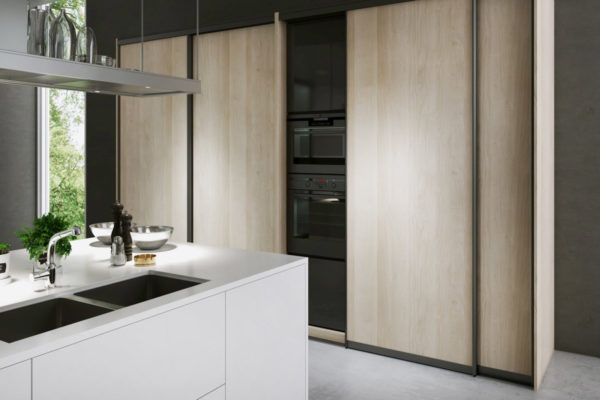 Holz Einbauschrank in heller Küche mit eingebauter Mikrowelle und Ofen