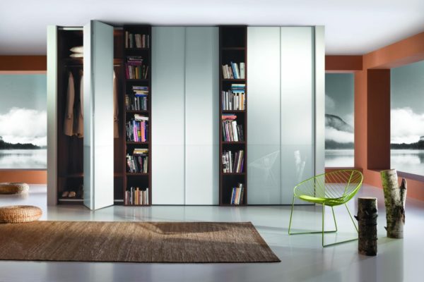 Offener Luxus Schrank mit Büchern im Wohnzimmer.